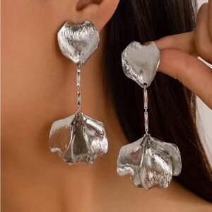 BNWOT CHARLOTTE DANIEL SILVER PLATED FLORAL DROP STATEMENT POST BACK EARRINGS